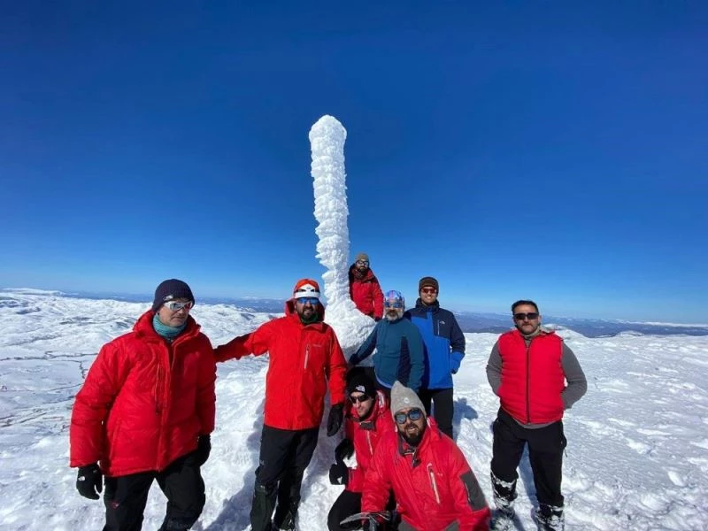 Özel izin alıp 4 saat Türk Bayrağı için tırmandılar
