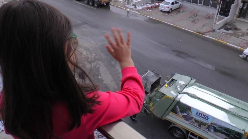 (Özel) Minik kız 3 yıldır çöp arabasına el sallıyor
