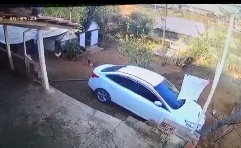 Freni boşalan saman yüklü kamyon duvarı yıkarak evin bahçesine devrildi
