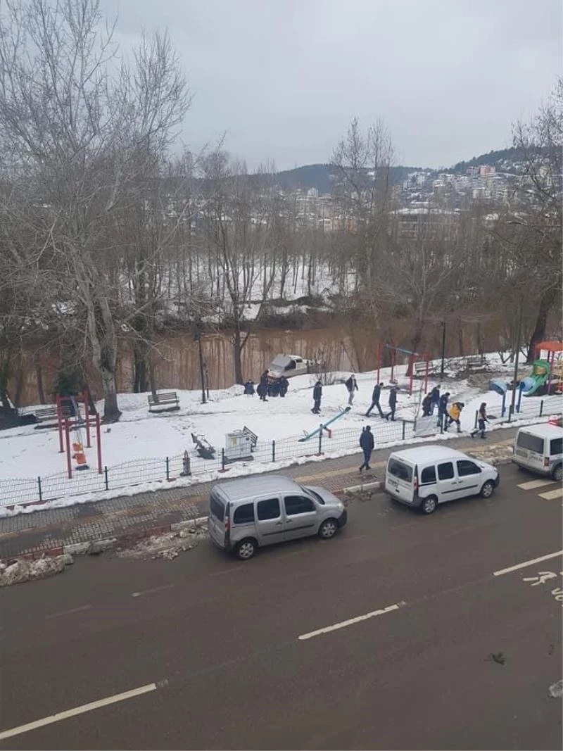 Alkollü şahıs ırmağa düştü
