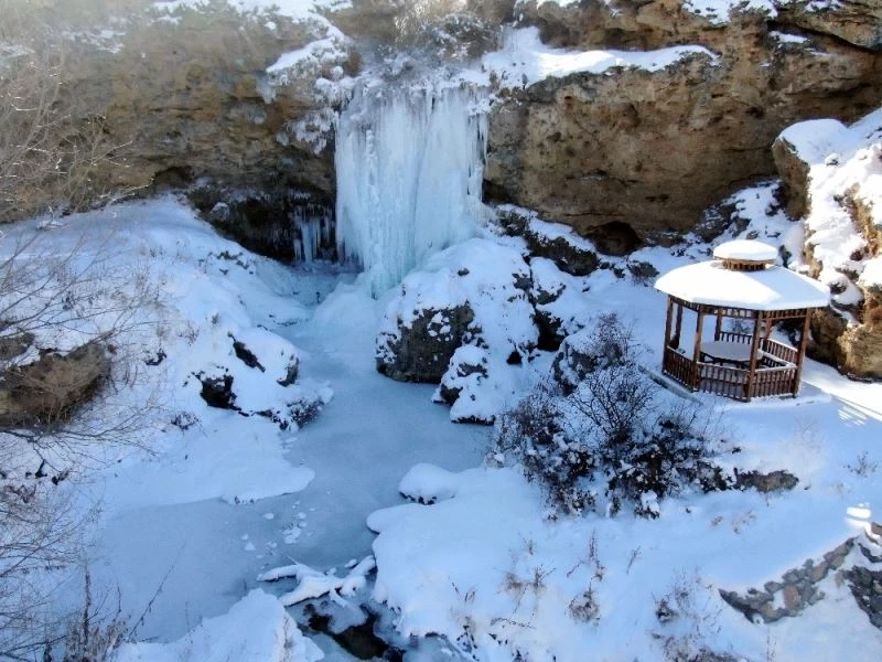 Sırakayalar Şelalesi’nde buzdan şölen

