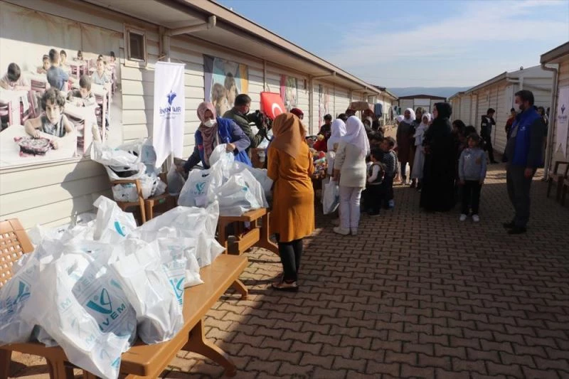 İnsan Vakfından Suriyeli yetim çocuklara giysi yardımı yapıldı