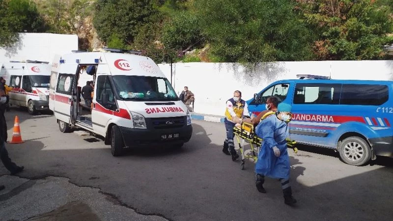 İnşaat işçileri taşlarla, sopalarla birbirine girdi, 3 kişi yaralandı
