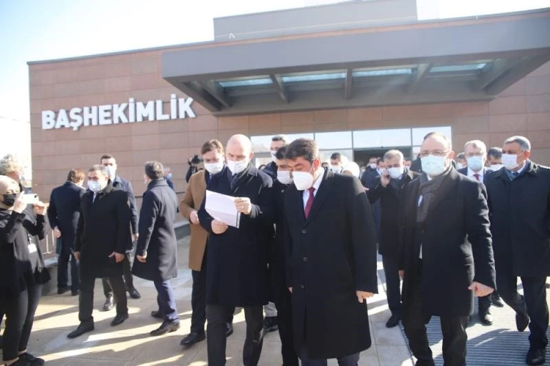 Bakan Soylu, Şehit Fethi Sekin’in  babası ile kanaat önderi Nazırlı’yı hastanede ziyaret etti
