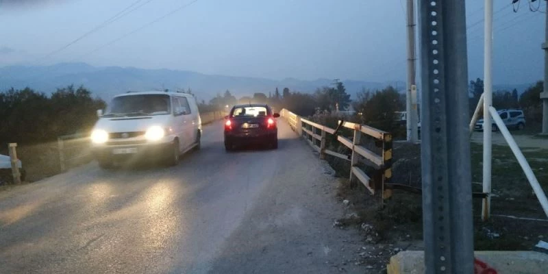 Yıllardır yıkılma ihtimaline karşı kullanılan köprü yıkılıyor
