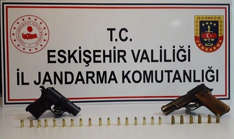 Ruhsatsız silahları satmak isterken yakalandı
