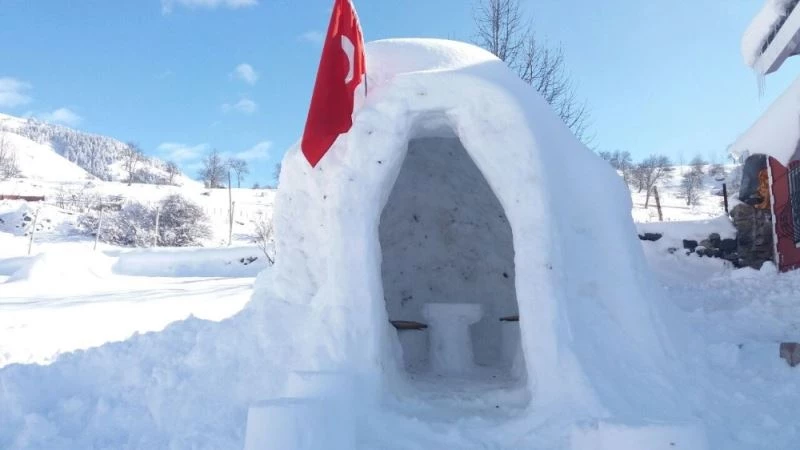 Çocukları istedi internette araştırarak köy meydanına iglo ev yaptı
