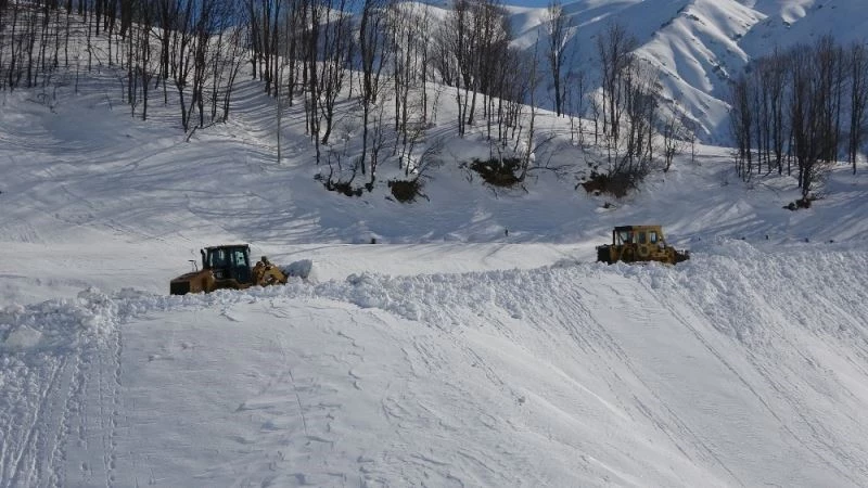 Muş’ta “kar kaplanları” tüm köy yollarını ulaşıma açtı
