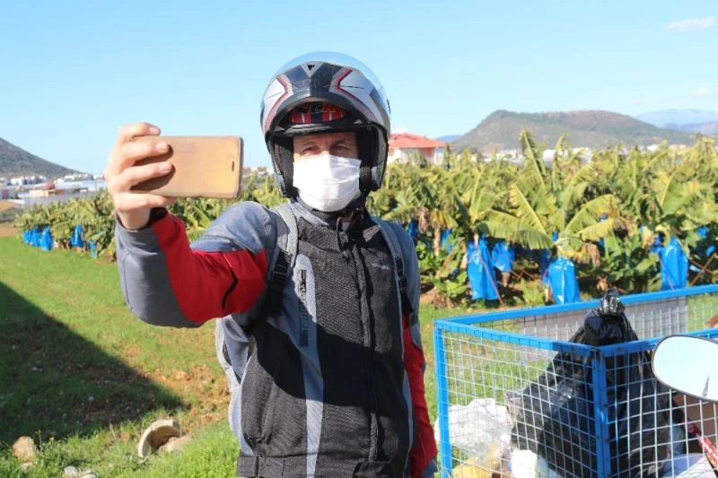 Sosyal medyanın en sıra dışı fenomeni takipçisini çöpten çıkartıyor
