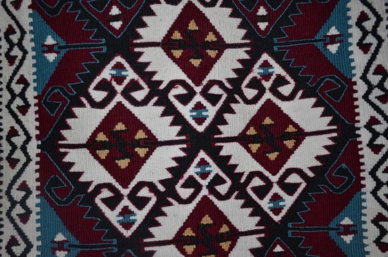 Şırnak’ta 2 yıl önce başladığı 7 metre uzunluğundaki Jirki kilimini bitirmeye çalışıyor
