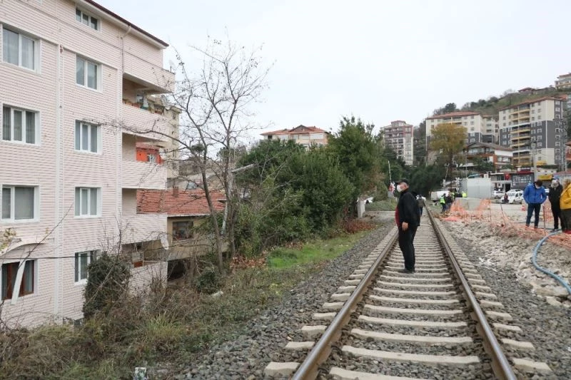 Tünel inşaatındaki patlatma sırasında evler zarar gördü
