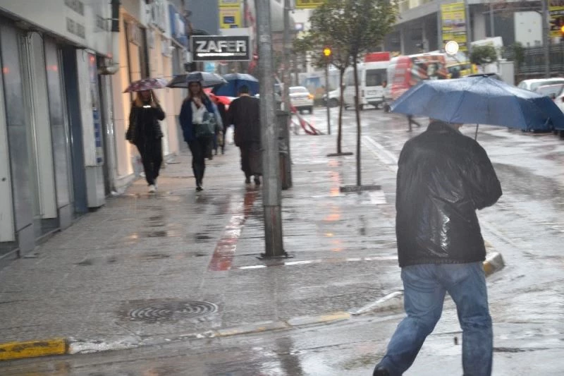 Sağanak yağış Balıkesir’de etkisini göstermeye başladı.
