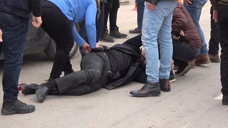 Kırıkkale’de kendisini tabancayla vuran kişiyi meydanda kurşunladı
