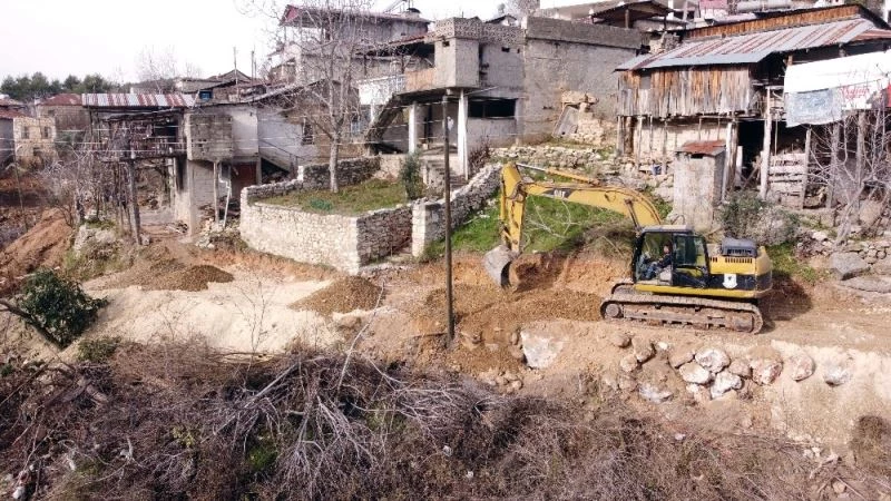 Tarsus Belediyesi, 60 yıllık yol hasretine son verdi
