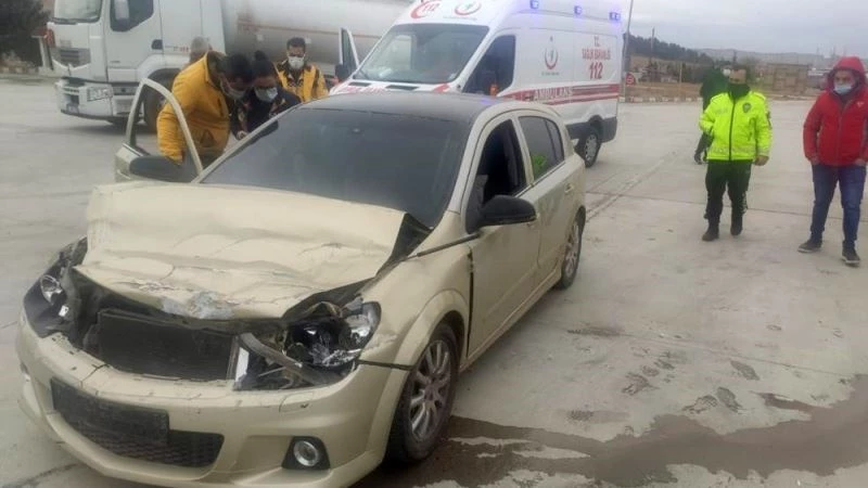 Otomobil akaryakıt tankerine çarptı: 1 yaralı
