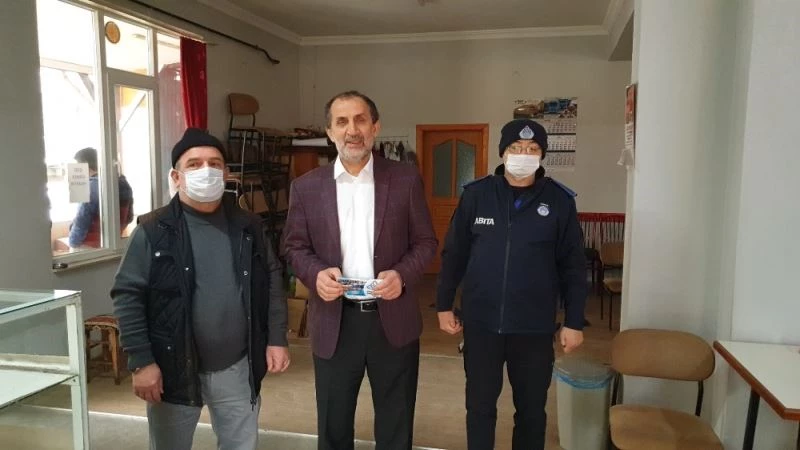 Kaynaşlı’da esnafa bin 500 liralık gıda çekleri dağıtıldı
