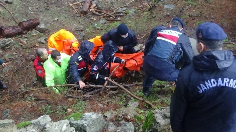 Köprünün çökmesi üzerine azgın sulara düşerek boğulan kadının cenazesi zorlu bir operasyon ile çıkarıldı

