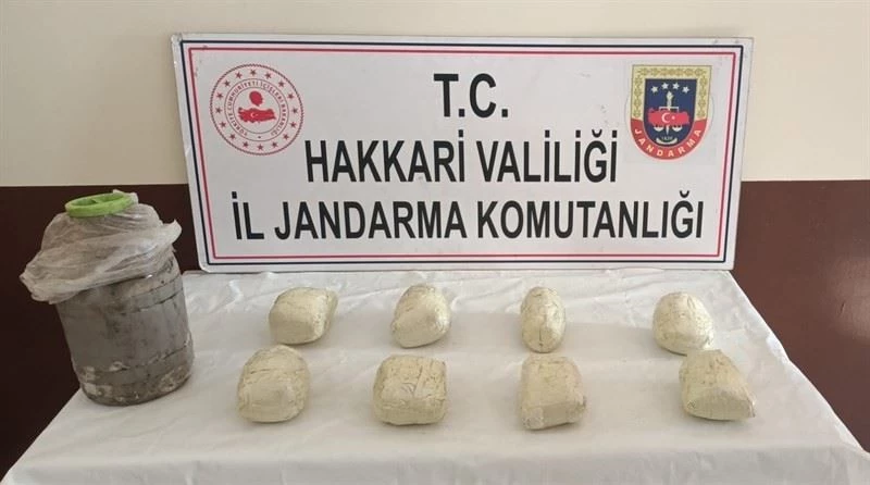 Kara gömülü 8 kilo eroin ile 12 litre asit anhidrit madde ele geçirildi
