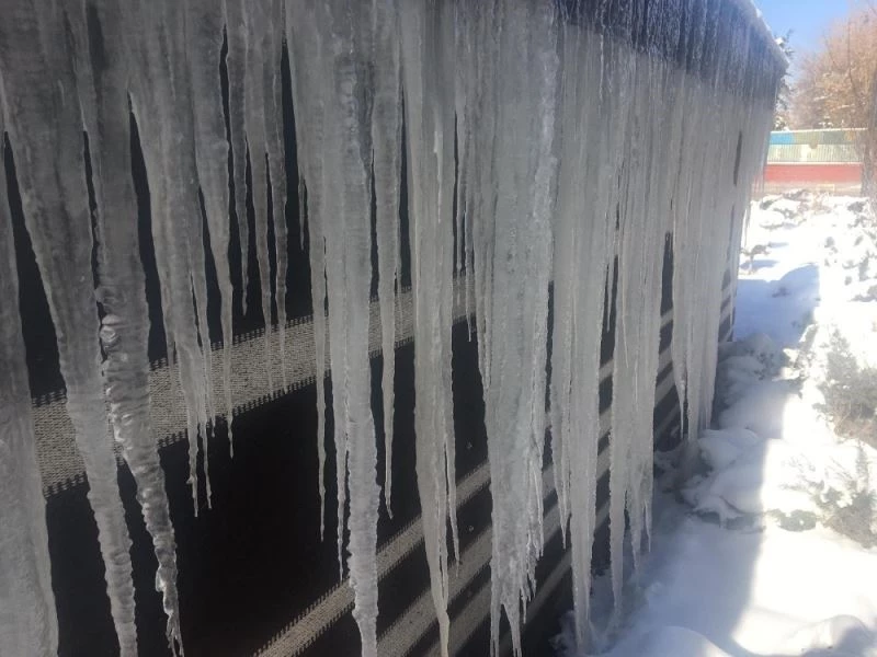 Erzurum’da soğuktan buzdan duvar oluştu
