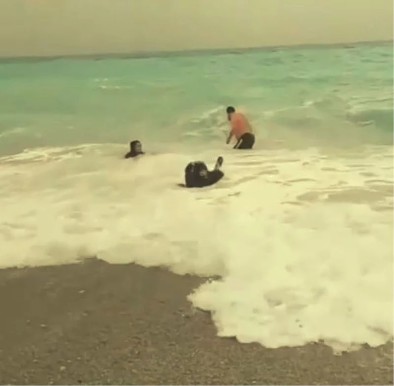 Dalgalı denizde tehlikeli eğlence
