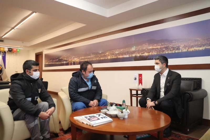 (Özel) Belediye işçilerinden örnek davranış: Yolda buldukları para dolu zarfı yetkililere teslim ettiler
