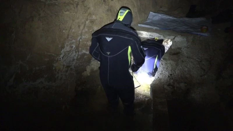 Dalgıçlardan zorlu koşullardaki suda dip temizliği
