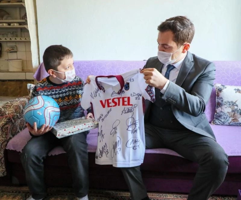 Vali Sonel yetim ve öksüzleri sevindirmeyi sürdürüyor
