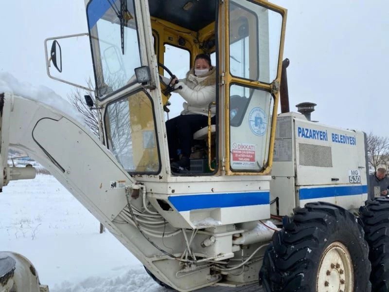 Bayan belediye başkanı greydere binerek kar kürüdü
