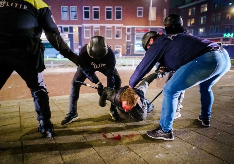 Hollanda’da salgın tedbirlerine karşı protestolar şiddetini arttırdı
