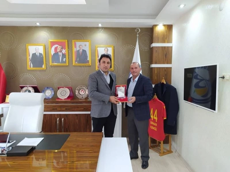 Emekliye ayrılanlara plaketli teşekkür

