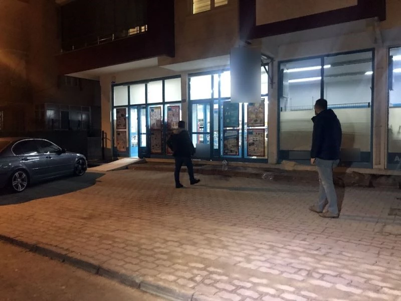 Marketin tuvaletinde saklanıp 25 bin lirayı çaldılar
