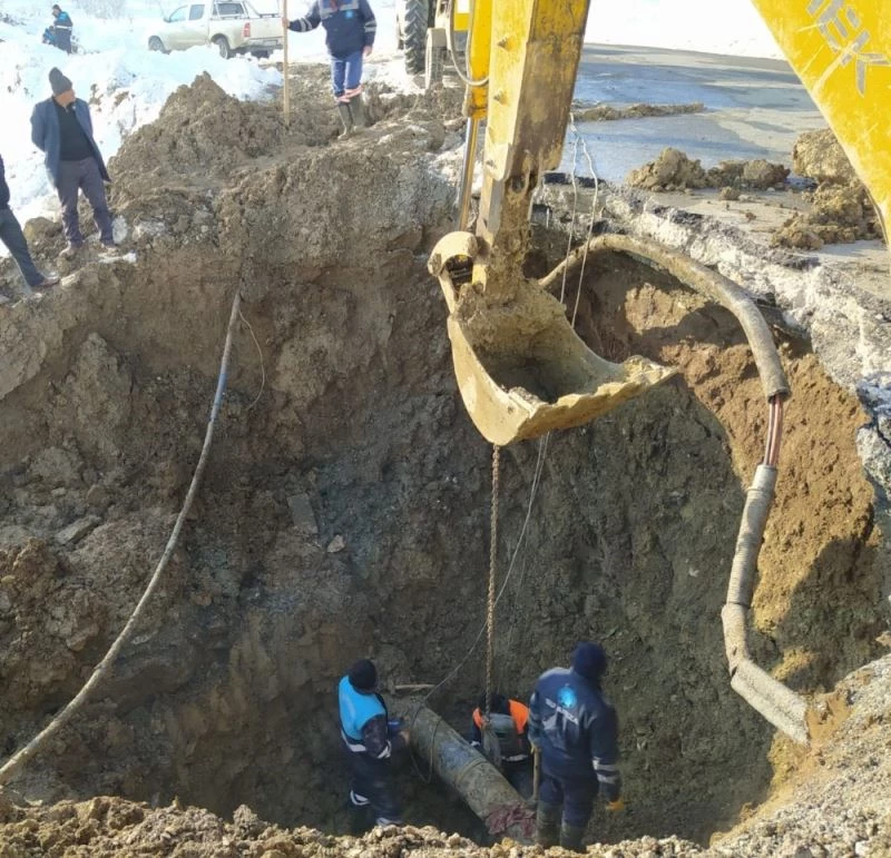 Dondurucu soğukta 6 metre derinliğindeki çukurda çalışma
