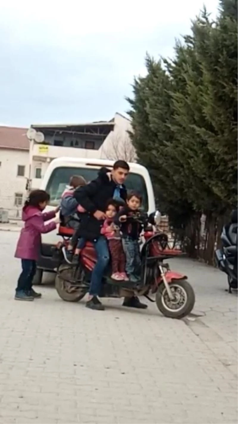 5 çocuk bir yetişkinin bindiği elektrikli bisikleti görenler şaştı kaldı
