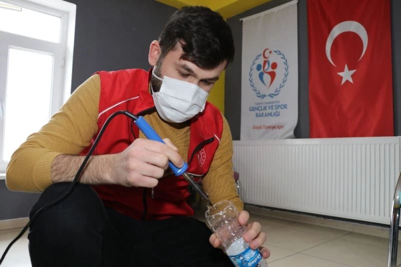 Atık pet şişelerden kuşlar aç kalmasın diye yemlik yaptılar
