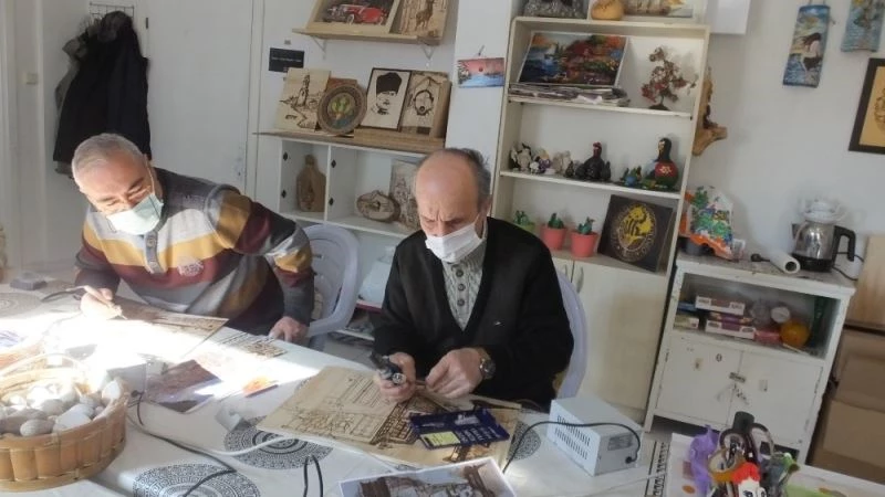 Balıkesir’de ahşabı yakarak resim yapıyorlar
