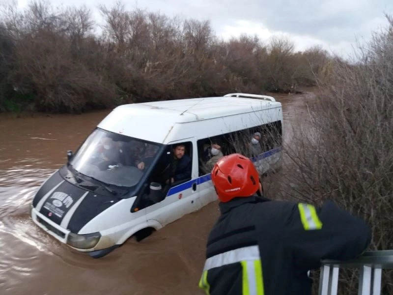 Selde mahsur kalan minibüs içerisindeki 9 kişi merdivenle kurtarıldı
