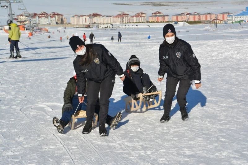 Sarıkamış Polis Gücü Spor Kulübünün kayak eğitimi devam ediyor
