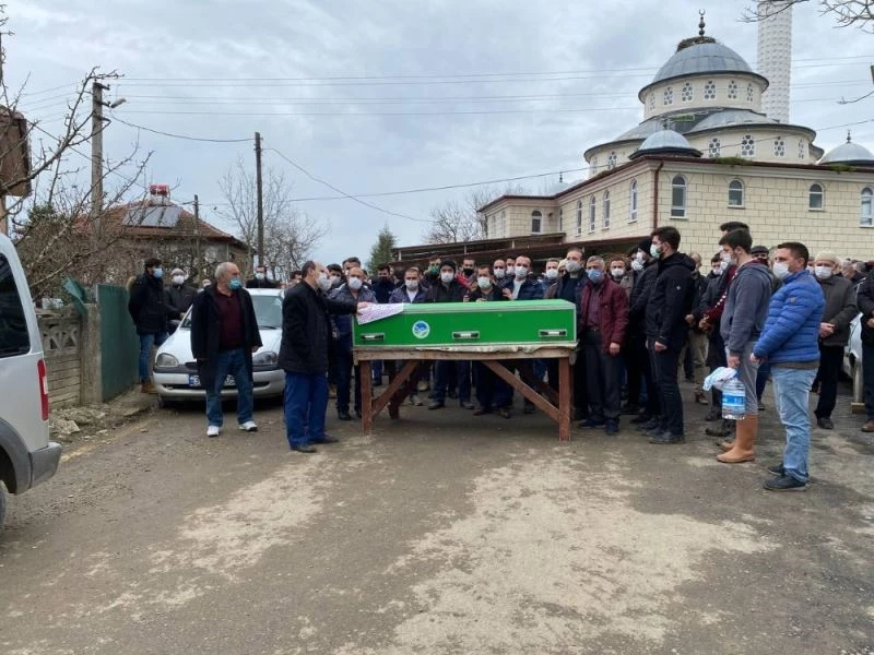 Kağıt gibi ezilen lüks otomobilde hayatını kaybeden genç, son yolculuğuna uğurlandı
