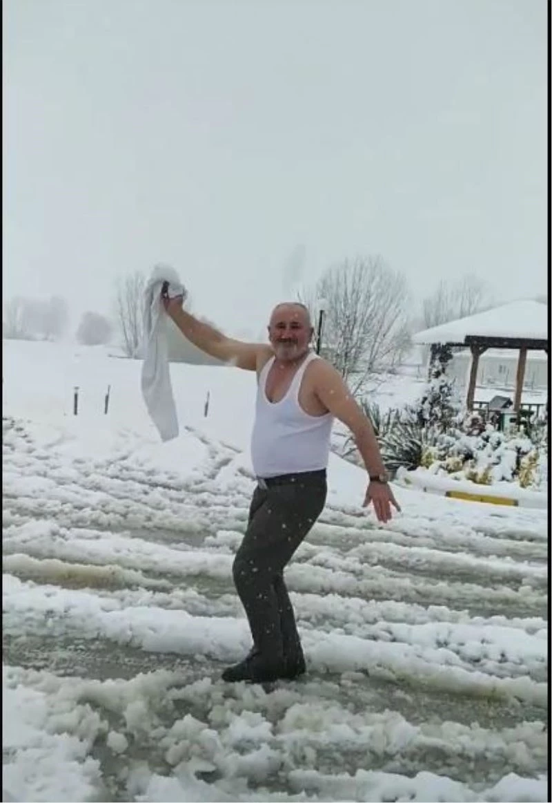 Eski muhtar soğuğa meydan okudu: Karda üstünü çıkarıp çılgınca oynadı
