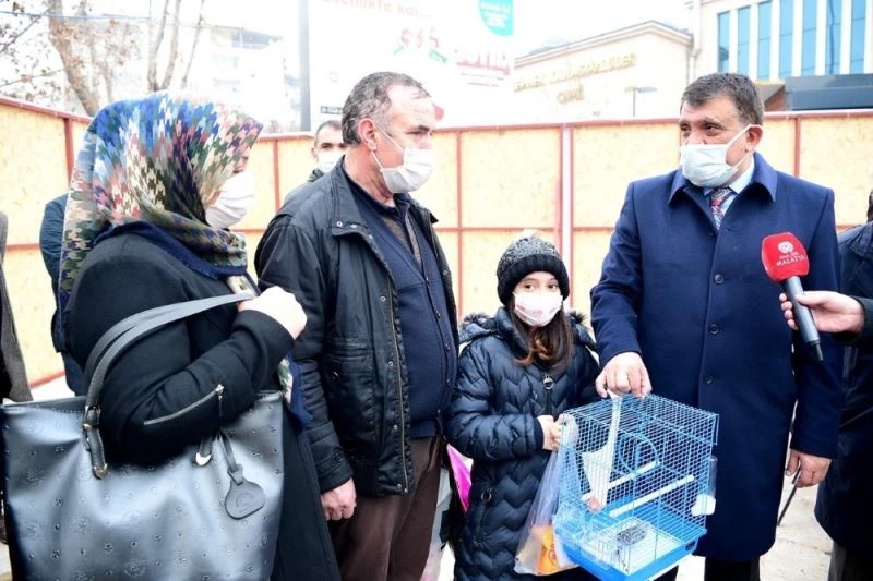 Minik Kardelen’in kanarya isteğini Başkan Gürkan yerine getirdi
