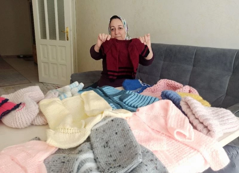 Örgü yaparak çocuklarını okutuyor
