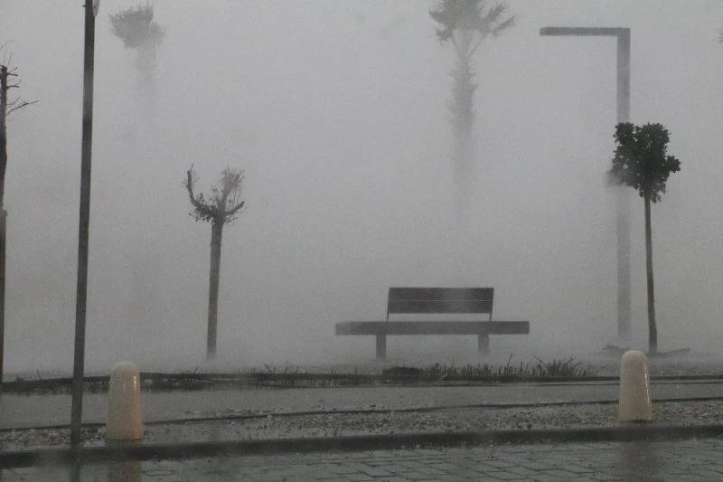 Konyaaltı Sahili’nde oluşan dev dalgalar 7 metre yüksekliğindeki yola kadar taştı
