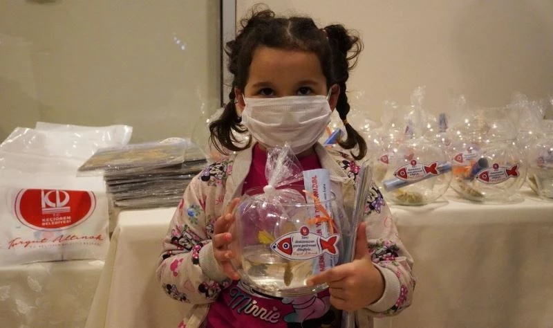 3D sinema keyfinin sonunda fanusta balık hediye
