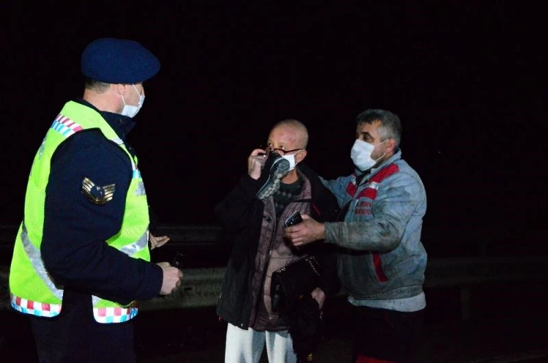 Eşi otomobilde sıkışan sürücü olay yerinde şoka girdi
