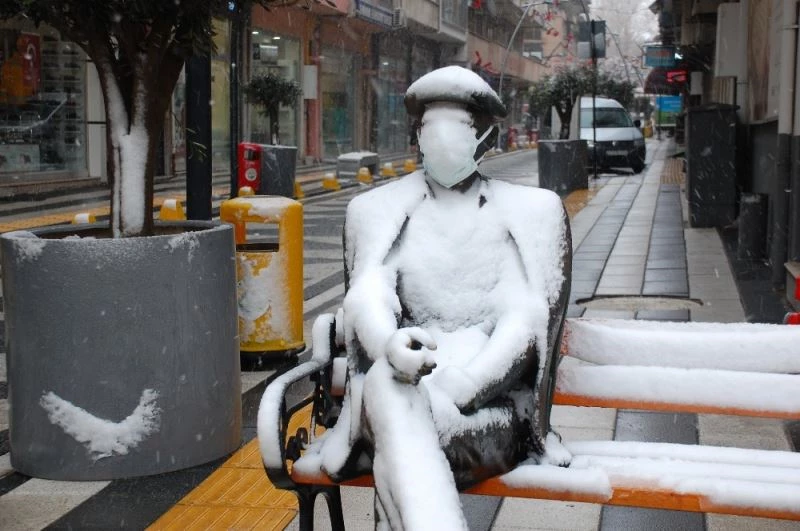 Keşanlılar bembeyaz bir güne uyandı
