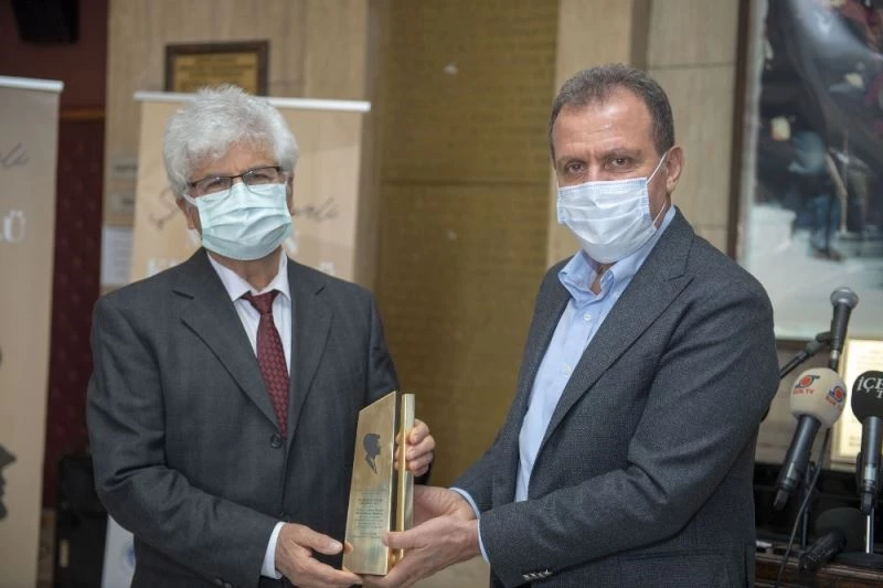 Şinasi Develi Mersin Kent Ödülü Yazar Çağlar’a takdim edildi
