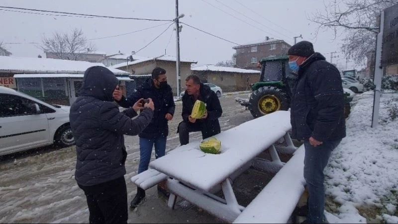 Kar yağarken karpuz kestiler
