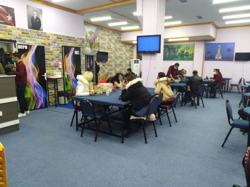 İzmir’de kumarhane baskını, 52 kişiye 343 bin TL ceza
