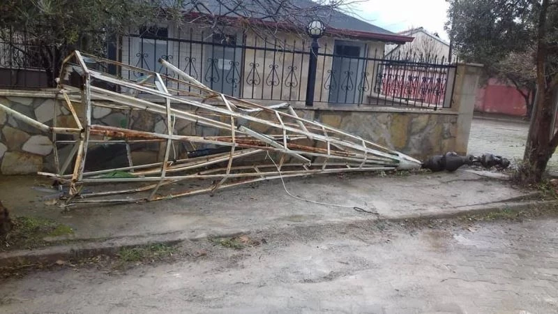 Fırtına minarenin külahını uçurdu
