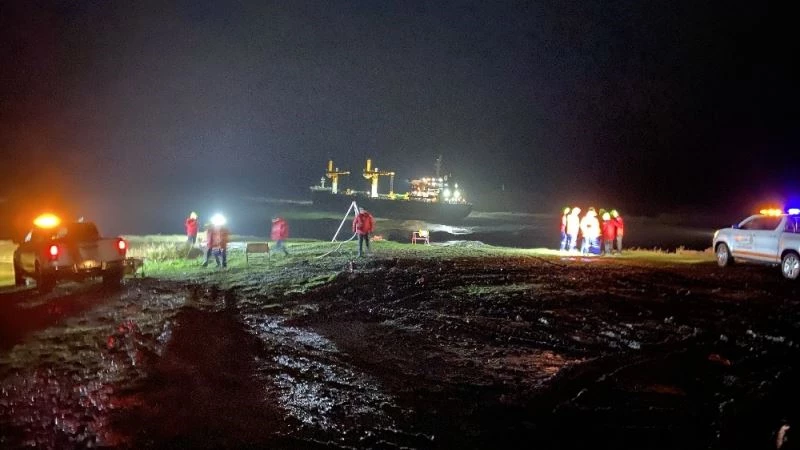 Riva açıklarında kargo gemisi karaya oturdu
